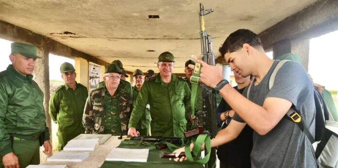 El régimen continúa militarizando a los estudiantes universitarios