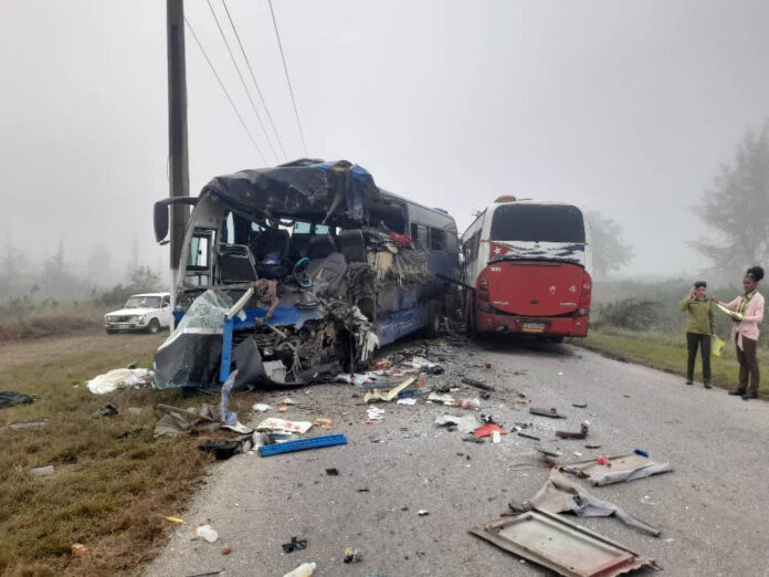 La Policía culpa al chofer de uno de los ómnibus que chocaron en Morón, con un nuevo balance de siete muertos