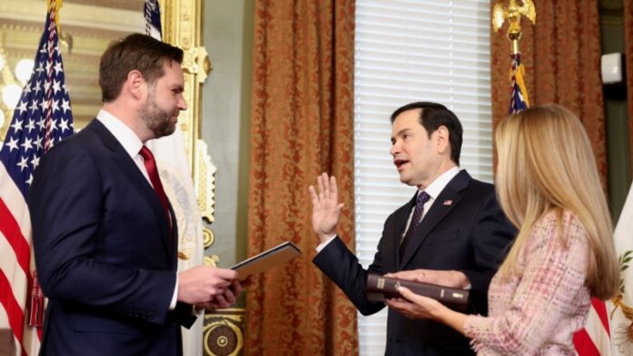 Rubio habla en español en su juramentación y recuerda a sus padres cubanos