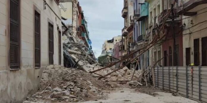 Anciana hospitalizada y casas bloqueadas por derrumbe en edificio del ISDi