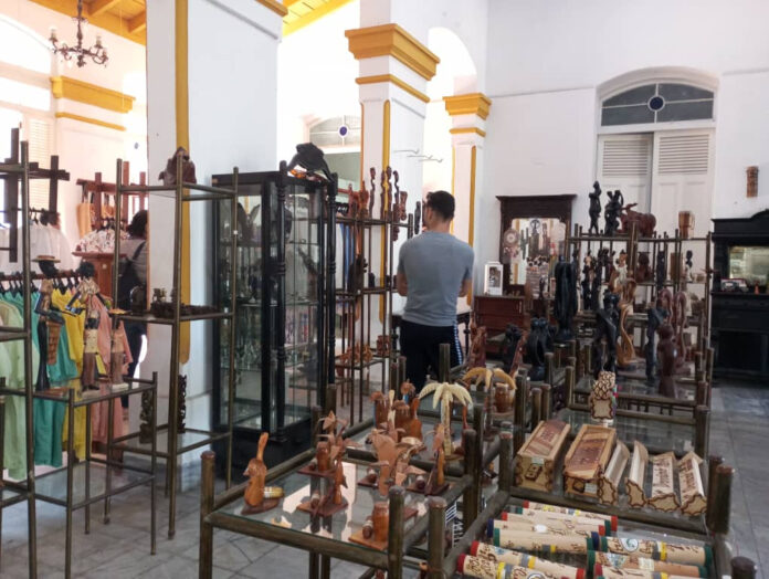 Con pocos clientes y menos artesanos, el Fondo de Bienes Culturales se apaga en Cienfuegos