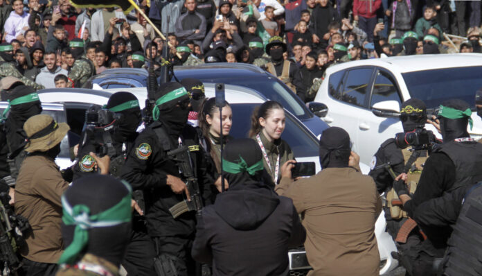 Hamás entregó a cuatro rehenes israelíes a la Cruz Roja en una ceremonia multitudinaria en Gaza