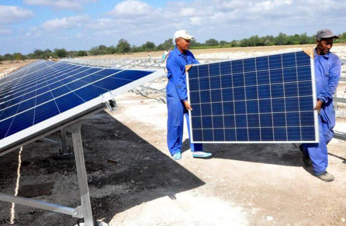 'Granma' denuncia que “personas inescrupulosas” se roban los paneles solares en toda Cuba