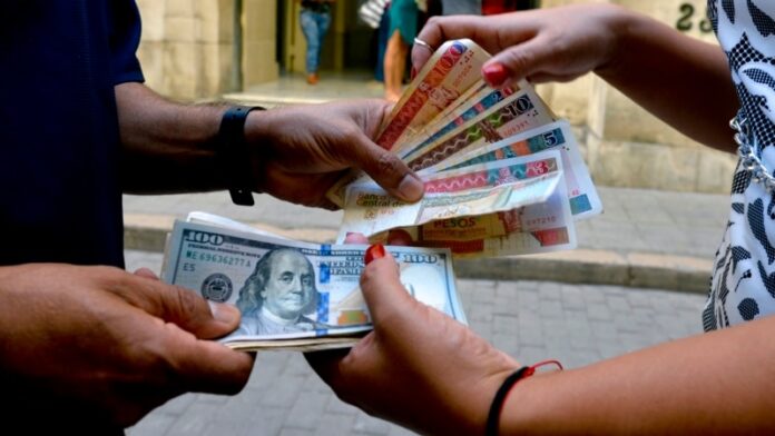 ¿Qué hay detrás de la dolarización en Cuba? Economistas explican