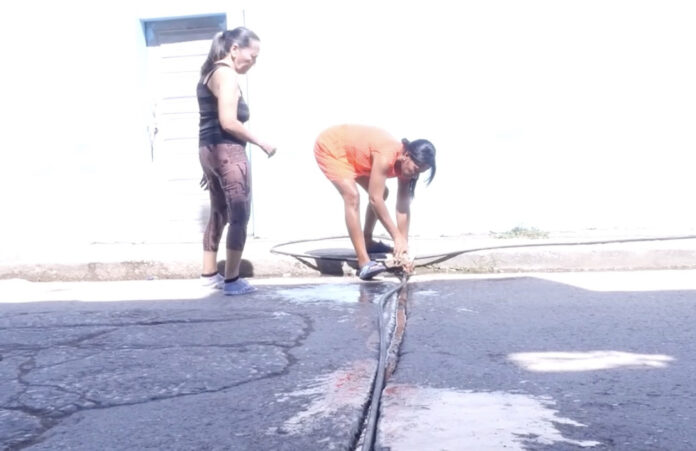 La prensa oficial denuncia la situación de un barrio donde no llega el agua desde hace tres años