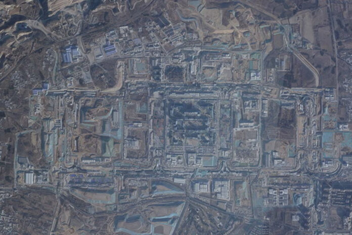 Según imágenes satelitales, China construye un centro militar 10 veces mayor que el Pentágono