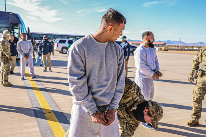 Estados Unidos envió el primer vuelo con migrantes arrestados a Guantánamo