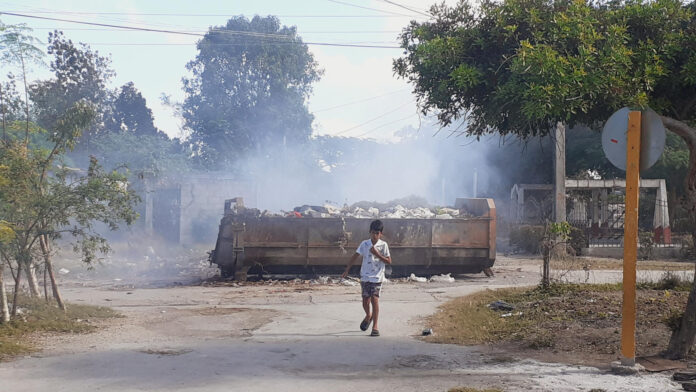 Agobiados por la basura, los pobladores de Manzanillo temen la llegada de una nueva epidemia