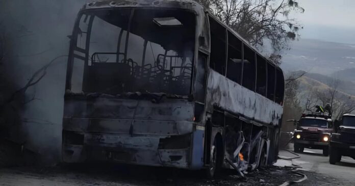 Viral en Cuba: incendio de ómnibus de Transtur que transportaba turistas checos 