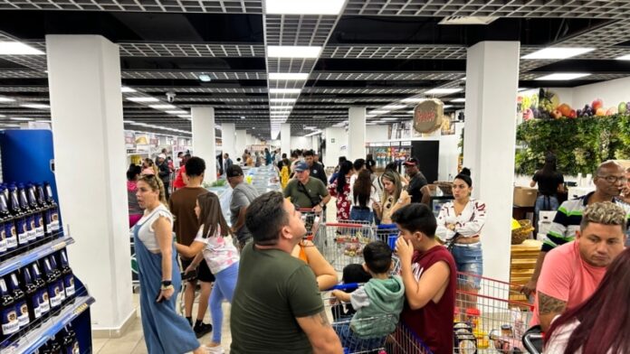 Economistas critican “entusiasmo dolarizador” de Cuba tras anuncio de red de tiendas en esa moneda