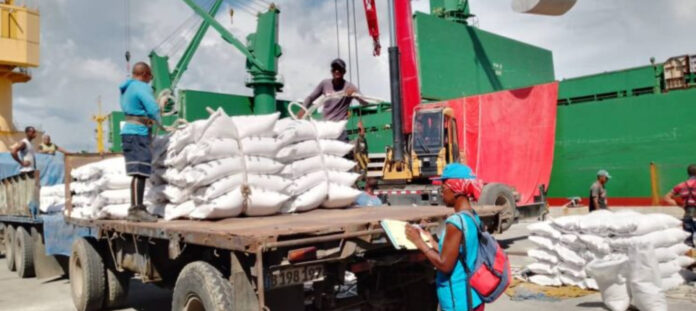 Llegan varios barcos cargados de arroz, por el que Cuba paga más de 300 millones de dólares al año