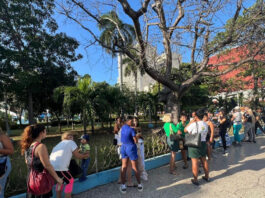 Al tercer día de la reapertura de Coppelia, empieza a faltar de todo en la “catedral del helado”