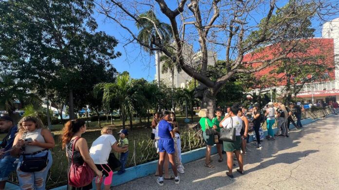 Al tercer día de la reapertura de Coppelia, empieza a faltar de todo en la “catedral del helado”