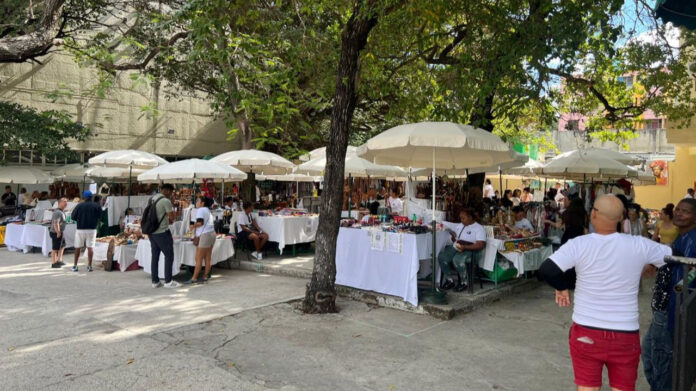 Regresa la feria de La Rampa habanera, con menos turistas y más baratijas chinas