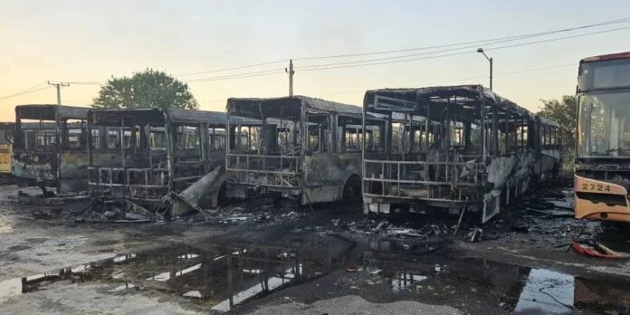 Incendio calcina varios vehículos fuera de servicio en la Terminal de Ómnibus de Mulgoba 