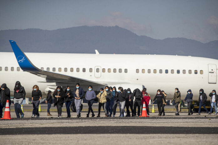 Las políticas de deportación de Trump cuentan con una aprobación del 59%, según una encuesta