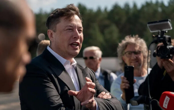 “Elon Musk anda como un niño con una antorcha” deseando acabar con los medios  públicos de EE UU