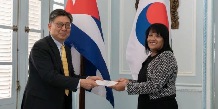 MINREX recibe las copias de estilo del embajador de Corea del Sur en Cuba