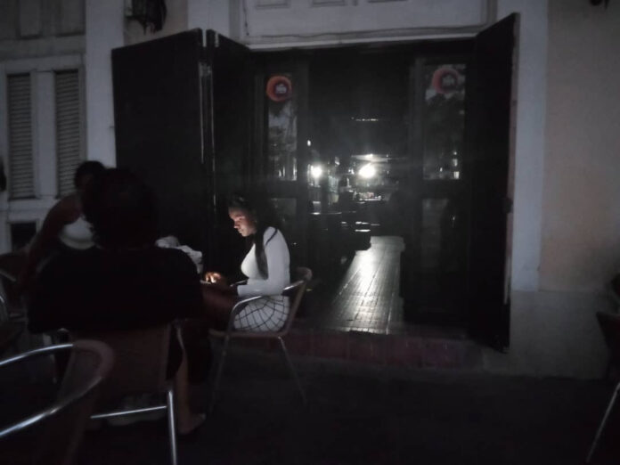 Con más de 26 horas seguidas sin luz en Cienfuegos, los cubanos temen un nuevo apagón nacional