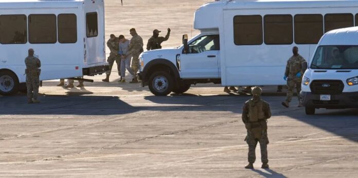 Cuarto vuelo con migrantes venezolanos llega a Guantánamo