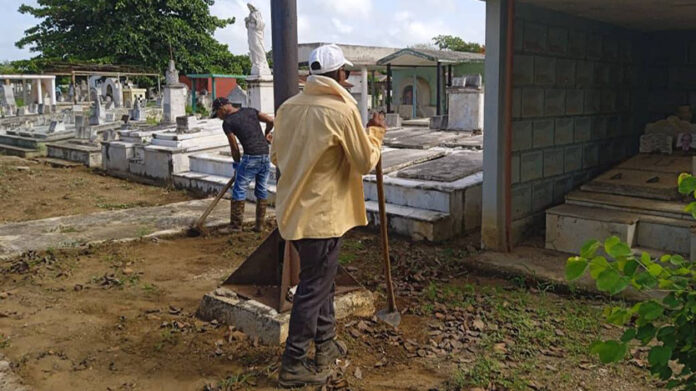 Por falta de personal, las funerarias recurren a presos para diversas tareas