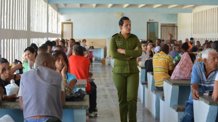 Botarle la comida a los reos es un crimen, denuncia madre de preso político cubano