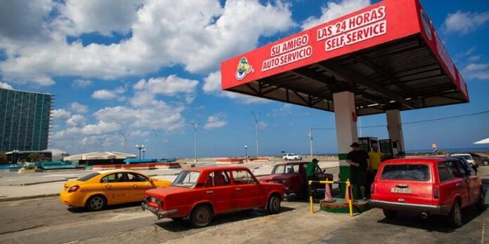 Se agota la gasolina, pero el Gobierno sabe qué hacer: venderla en dólares