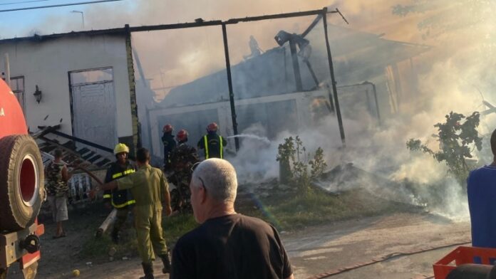 Bomberos llegaron casi sin agua a apagar incendio en Placetas, aseguran vecinos