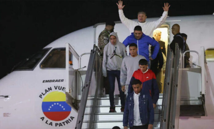 Aterriza en Venezuela un avión con los 177 migrantes que estaban retenidos en Guantánamo