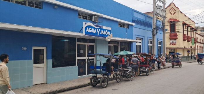 En la nueva tienda en dólares de Holguín el vuelto también es en caramelos