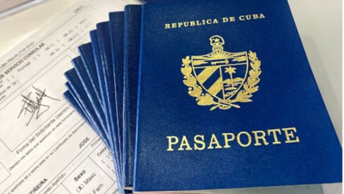 Gobierno de Estados Unidos devuelve sin visar decenas de pasaportes cubanos