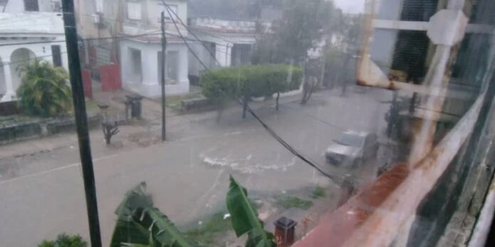 Niño pierde la vida tras caer por tragante de calle inundada en La Habana