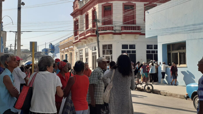 Cobrar su pensión en Manzanillo, una verdadera carrera de obstáculos para los jubilados