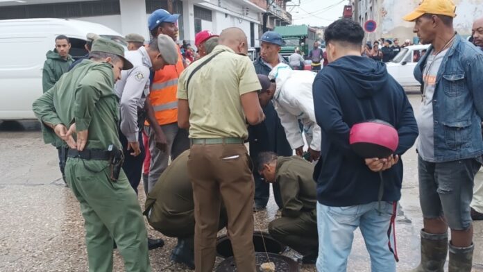 Hallan el cuerpo del niño desaparecido tras caer en un tragante durante inundaciones en La Habana