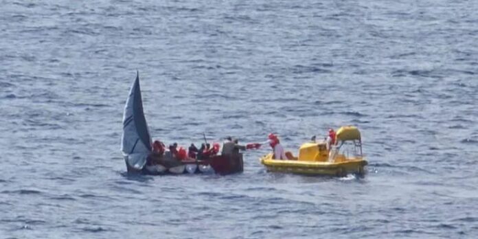 Crucero LGBTIQ+ rescata a 11 balseros cubanos en el canal de Yucatán