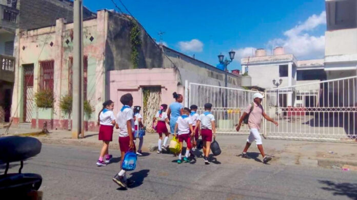 Con apagones y sin maestros en las escuelas, la educación cubana se ha vuelto “opcional”