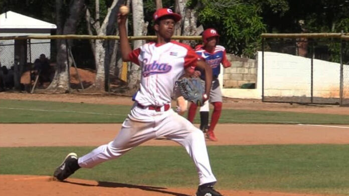 Con Jordan Pérez, van 11 peloteros del equipo Sub-15 de béisbol que salen de Cuba