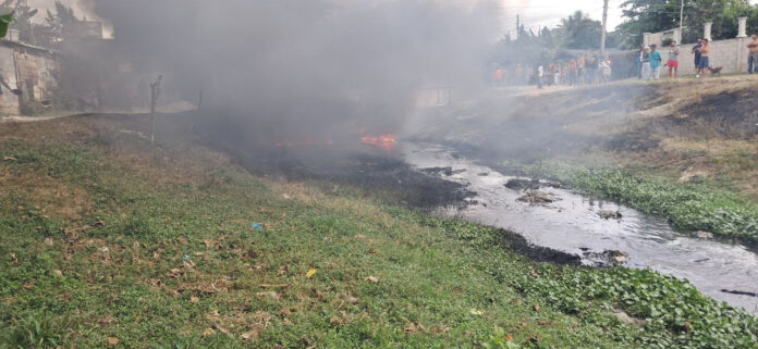 Un incendio en la orilla de un río contaminado con petróleo afecta a un barrio de Holguín