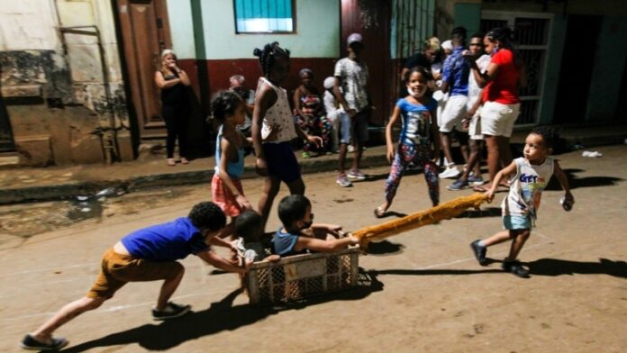 A oscuras y con escasez de profesores: La educación en Cuba está en crisis