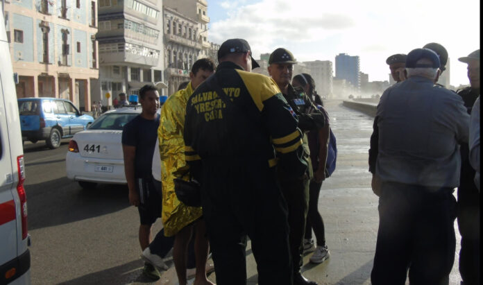 Sigue la búsqueda del menor arrastrado por el fuerte oleaje en el Malecón de La Habana