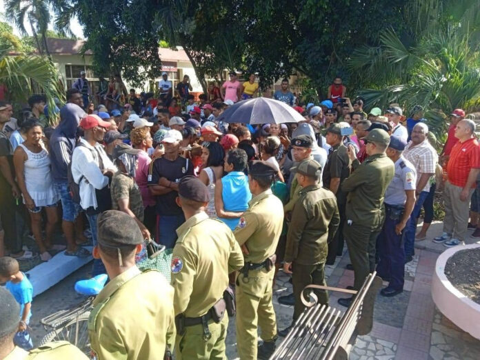 Protegidas por un fuerte despliegue policial, las autoridades de Río Cauto intentan calmar los ánimos