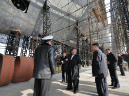 El líder norcoreano Kim Jong-un supervisa la construcción de un submarino nuclear