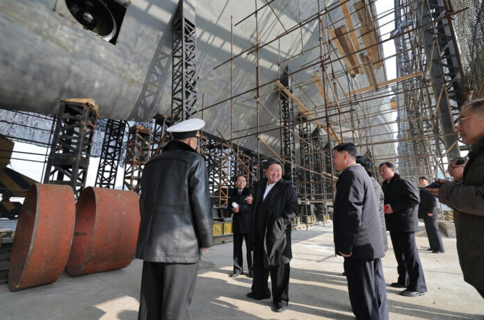 El líder norcoreano Kim Jong-un supervisa la construcción de un submarino nuclear